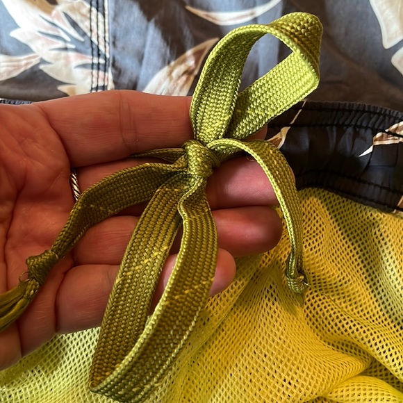 TOMMY BAHAMA Size Large Swim Trunks Hawaiian Hibiscus Flower PalmLeaf  Suble Hue - Picture 15 of 16